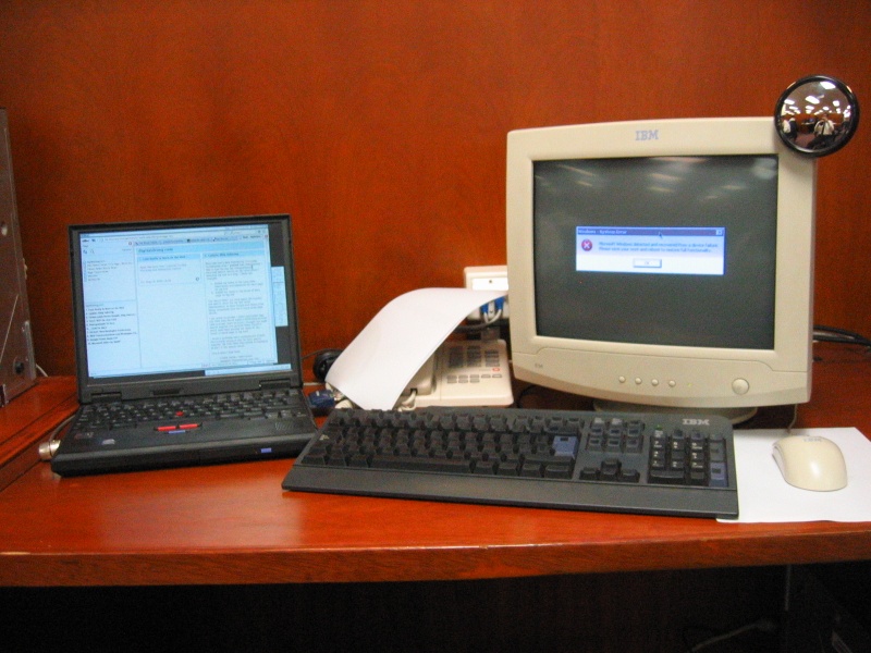 Escritorio en el trabajo, Laptop con Debian y PC con Windows